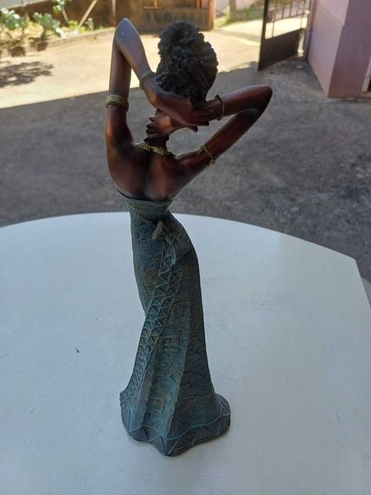 Estatueta muito elegante ,com figura feminina, estilo mulher africada - Peça rara