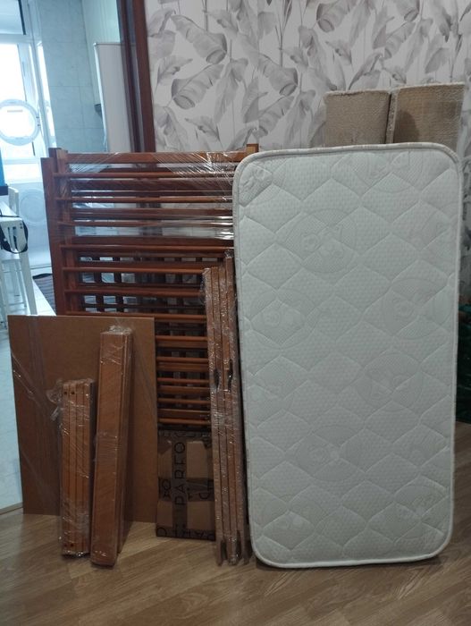 Vendo cama de madeira com colchão e muda fralda