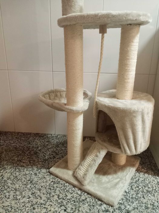 Torre de atividades para gatos