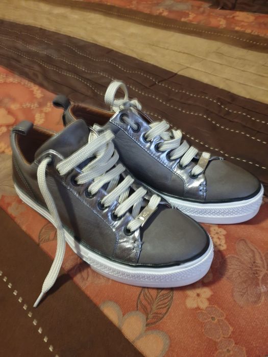 П подаётся кожаная обувь для девочки