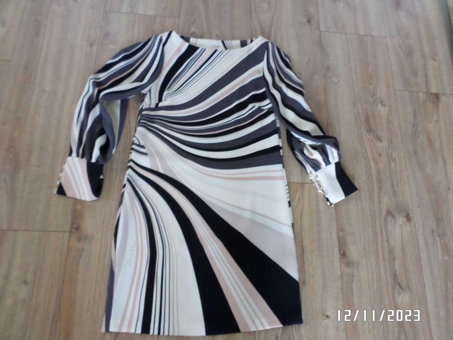 śliczna firmowa sukienka -elastyczna-S-36/38-H&M-lichard allan