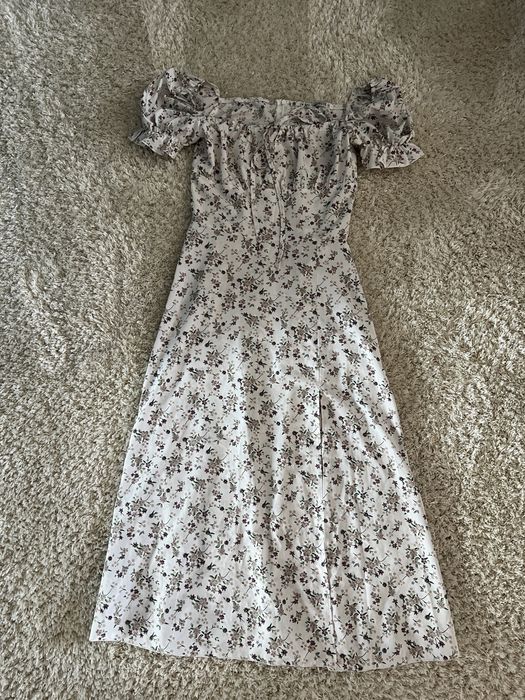 Біла сукня в квіточку