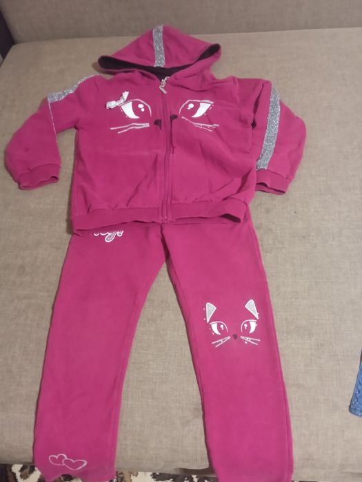 Спортивний костюмчик для дівчинки.