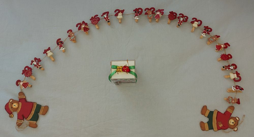 Guirlandes,caixa musical e árvore de natal artificial...