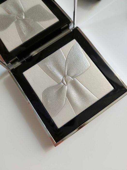 NOWY Burberry Silver Shimmer Illuminating Powder puder