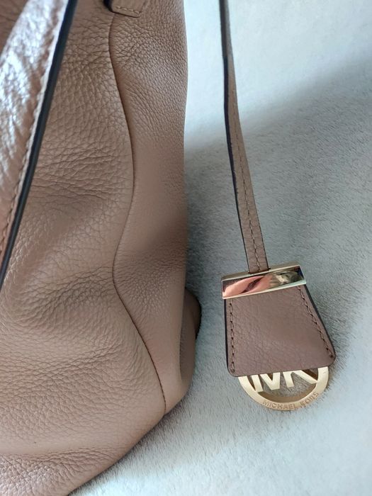 Brązowa  torba Michael Kors Hobo Selma