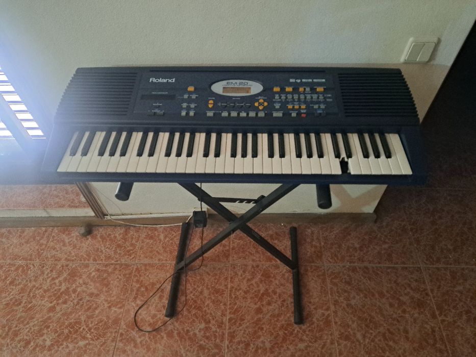 Piano Roland com pé