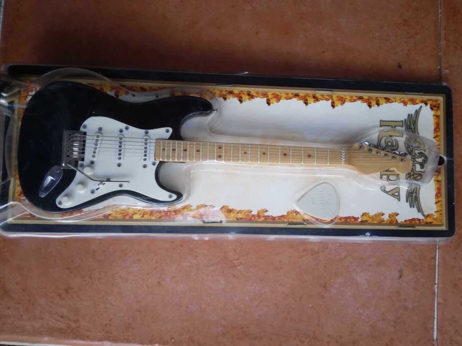 Miniatura Replica Guitarra Strato Escala de 1:4
