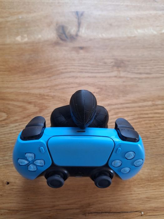 Czrny stojak Spider man