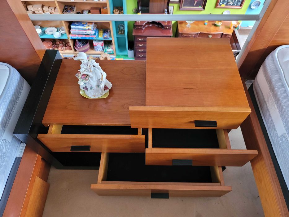 Conjunto de cama com 4 gavetas mais duas mesas de