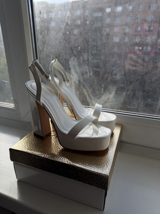 Білі босоніжки на підборах