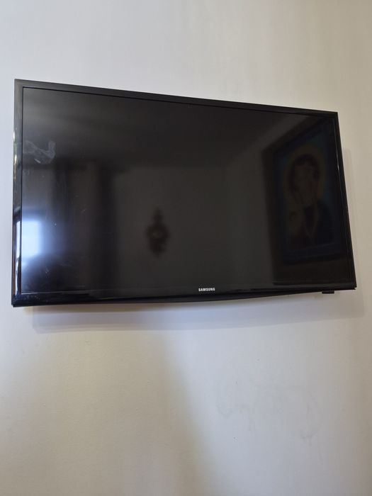 Telewizor Samsung 33cale z mocowaniem na ścianę