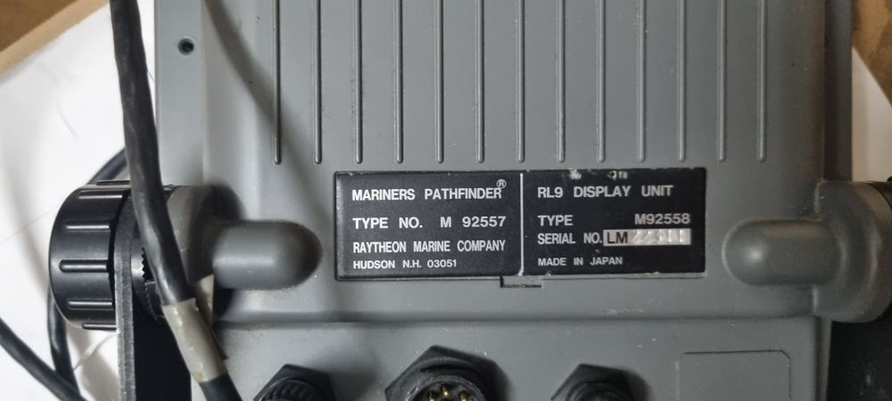 Chart Plotter Raymarine  com cupula de radar.