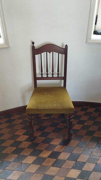 Conjunto de 2 Cadeiras Antigas em Madeira, com Assento Almofadado