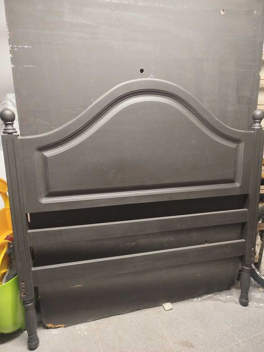 Cama de solteiro restaurada, de cor preto mate.