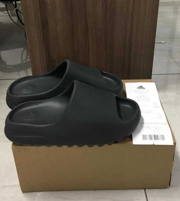 adidas Yeezy Slide .37