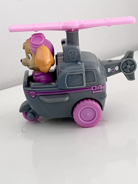 Figurka Skye w pojeździe na napęd