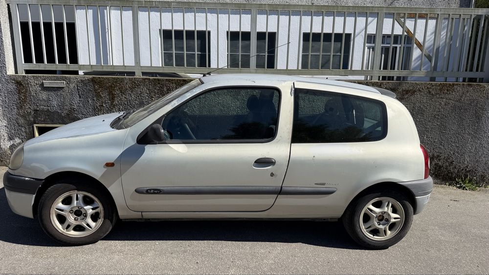 Renault Clio II 1.2 16V (3 portas)