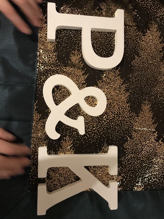 Białe litery P & K do ozdób