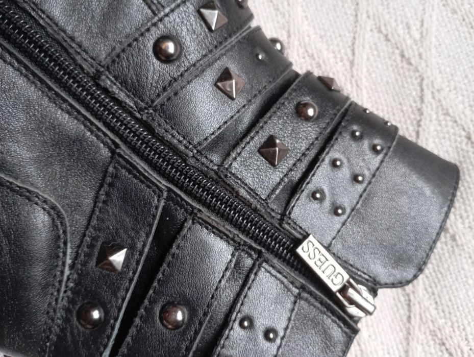 GUESS 41R czarne botki na słupku Colleen z ćwiekami 27cm wkładka