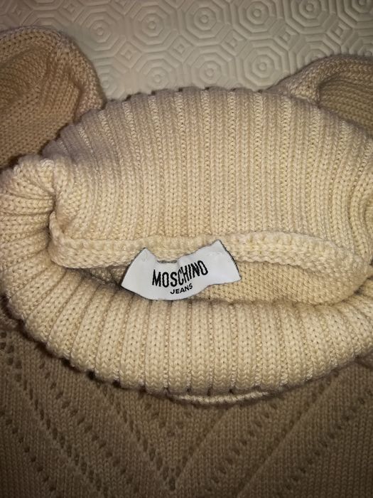 Camisolas Moschino e Burberry