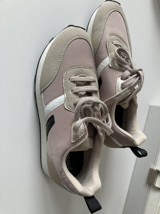 Sapatilhas bege novas