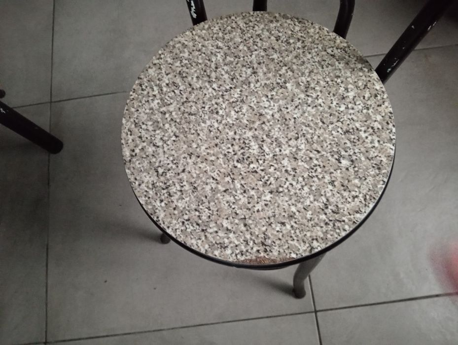 Vendo mesa e cadeiras tudo 20€