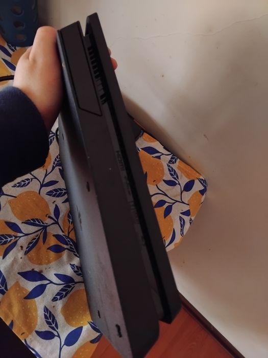 PlayStation 4 Slim a funcionar perfeitamente.