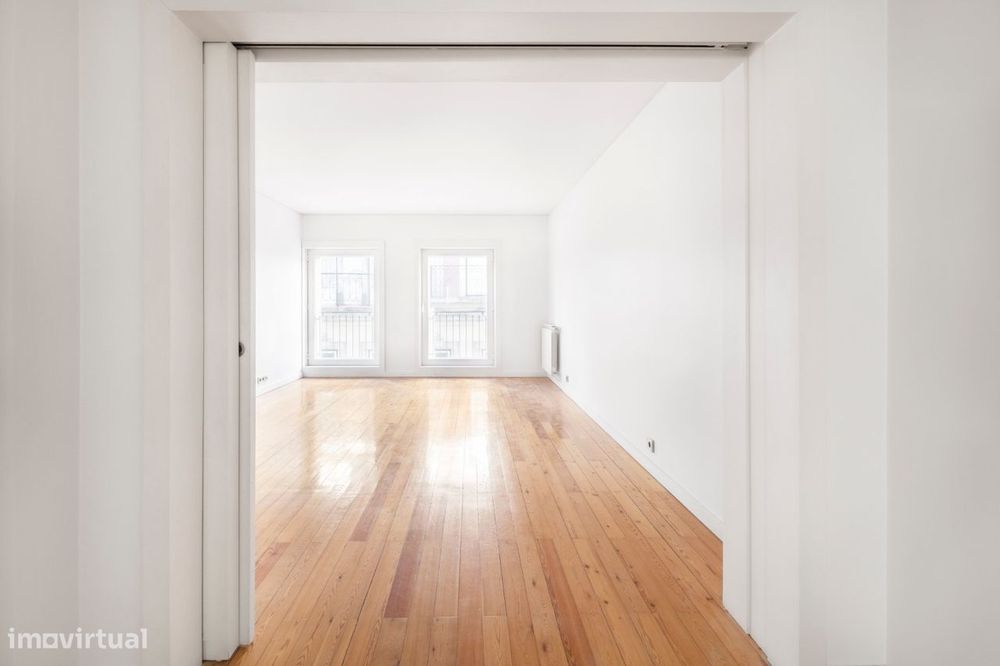 Apartamento no Chiado com 2 salas e 2 quartos e 2 lugares de estaciona