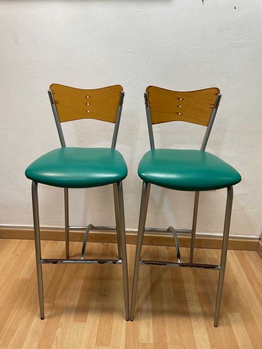 Nove cadeiras de bar altas com um design de meados do século,