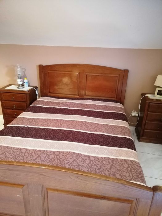 Vendo cama madeira conforme está nas fotos. Não inclui colchão