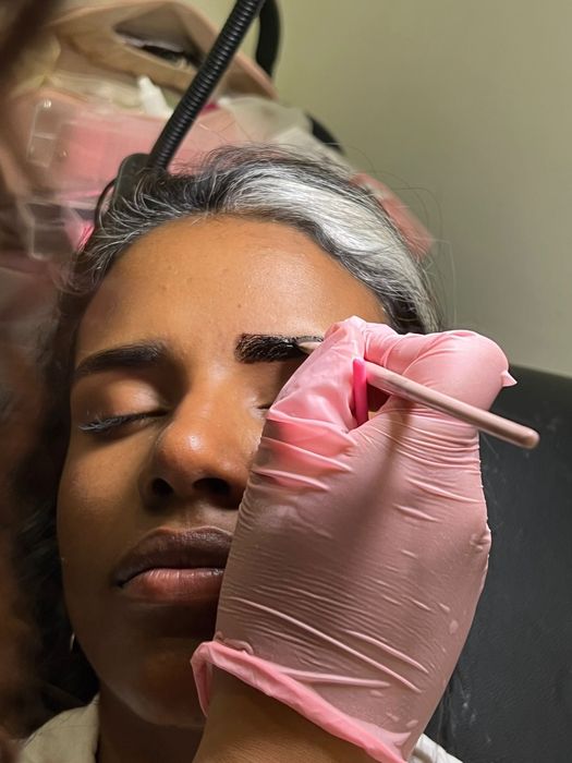 Designer de sobrancelha Henna