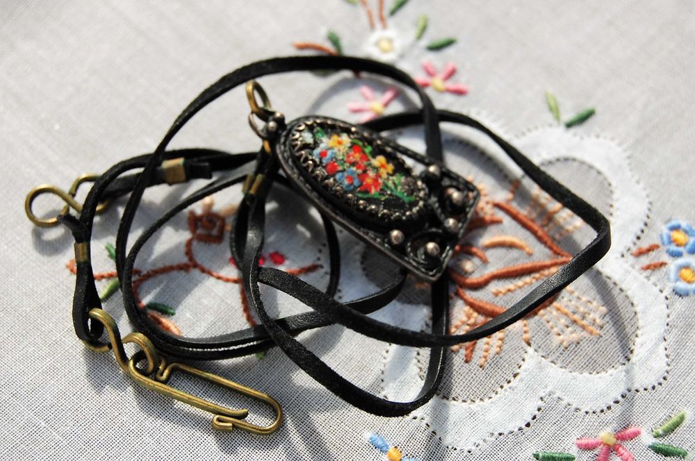 Stary wisior filigran, mosiądz, malowany, kwiaty, vintage