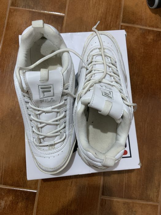 Vende-se Ténis brancos FILA
