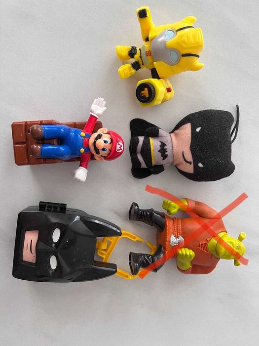 4 figurki batman/mario/transformers Bumblebee