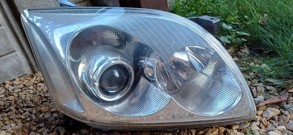 Lampa prawa Avensis T25