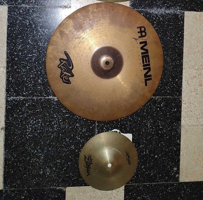 Pratos, banco, tripé da Pearl para chimbal com pratos e pedal.