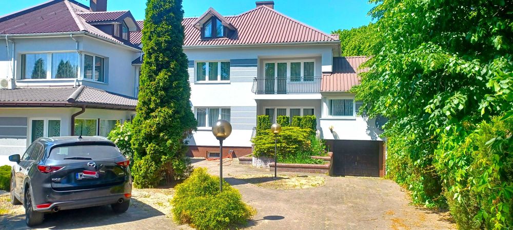 Budynek w mieście przy trasie Warszawa - Białystok