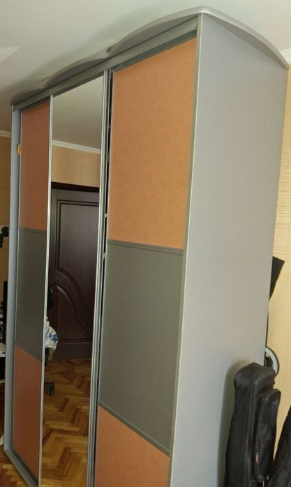 Стильний меблевий комплект для підлітка + містка шафа-купе