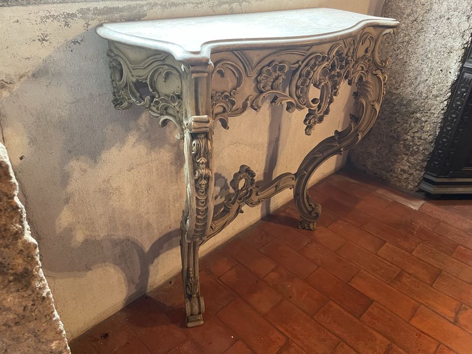 Credencia antiga com pedra marmore rosa (pedra partida)