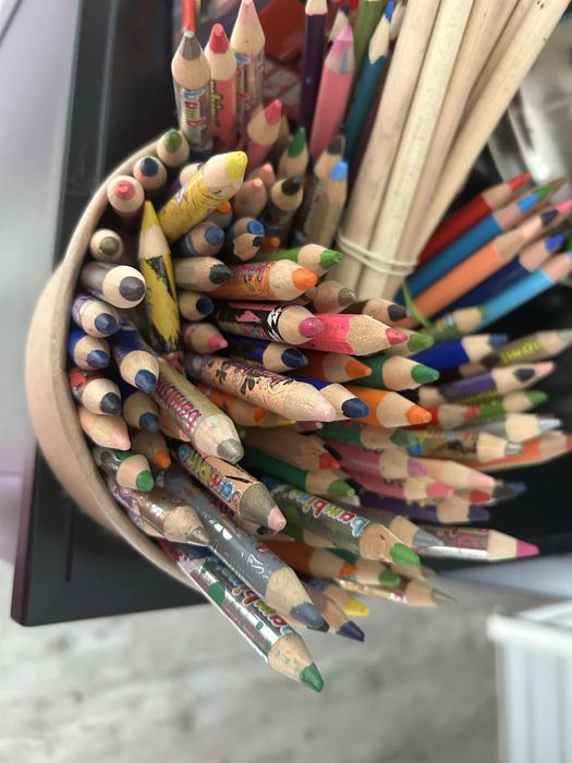 Kredki duza ilosc drewnaine