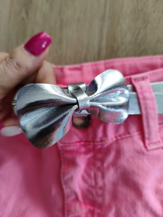 Krótkie spodenki z kieszeniami i paskiem 116 barbie