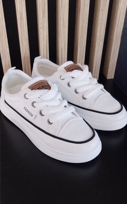 Piękne damskie białe buty