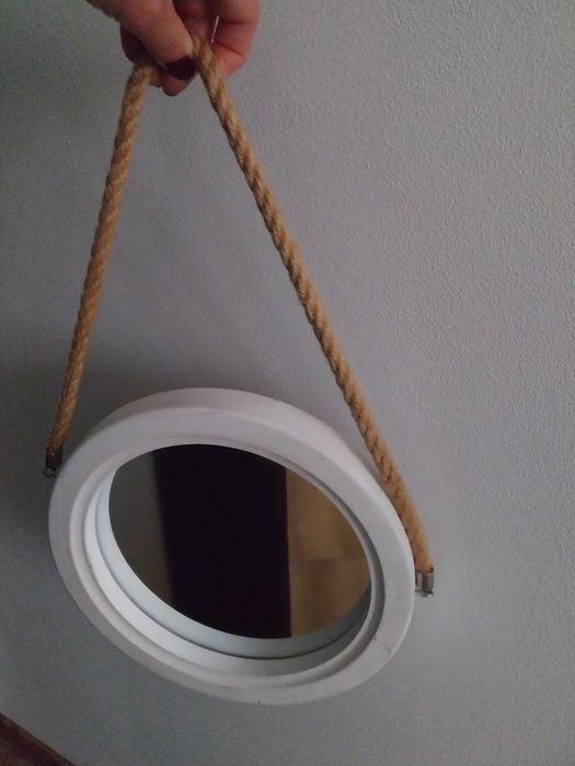 Lusterko na sznurku.