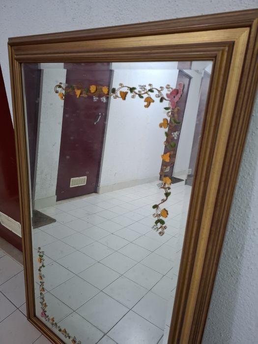 Espelho grande com decoração floral