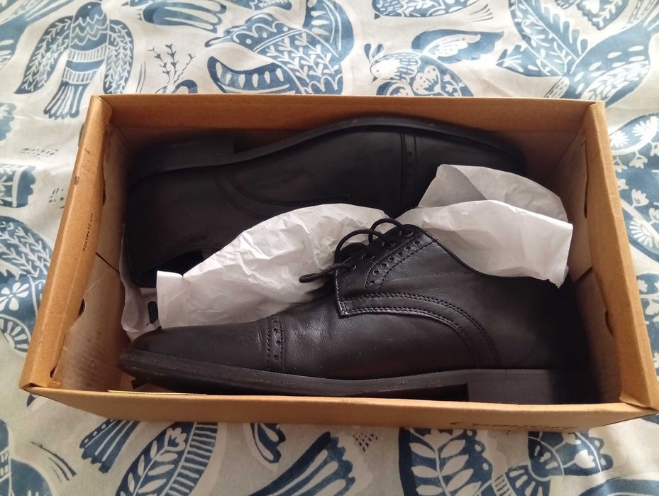 Sapatos clássicos, pretos, de atacadores, muito confortáveis