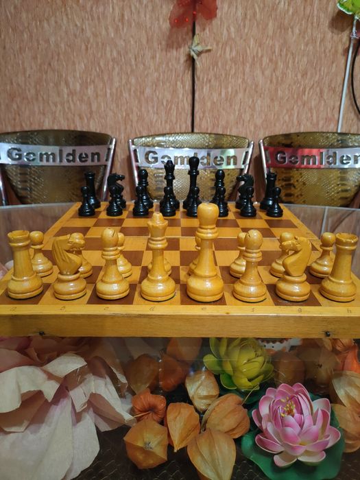 Деревянные игровые шахматы с доской 40-40 см.