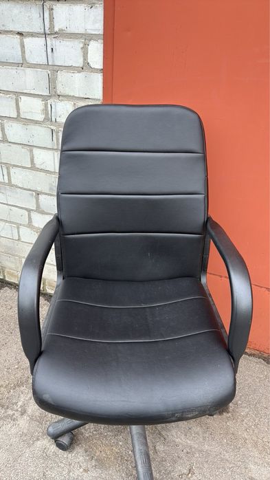 Продаю микроволновку, шкафы,комод,двери,кресла ,папки для бумаги фай