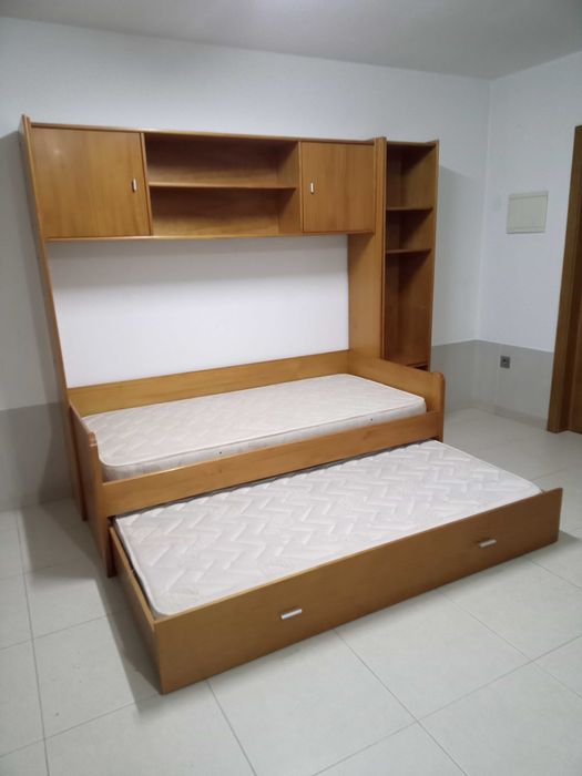 Cama dupla com estante incorporada em perfeitas condições