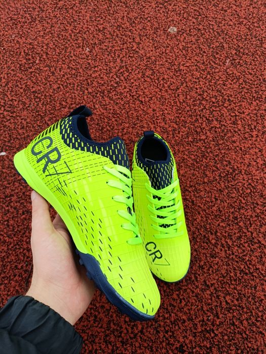 Футбольне взуття бутси,сороконіжки